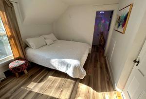 Un pat sau paturi într-o cameră la Lakes Region - Crystal Suite