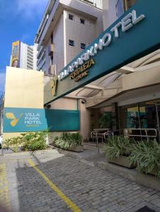 福塔萊薩的住宿－Villa Park Hotel Fortaleza - antes Hotel Villamaris，带有读取wisma酒店标志的建筑
