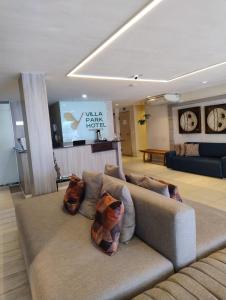 uma sala de estar com um sofá em frente a um ecrã em Villa Park Hotel Fortaleza - antes Hotel Villamaris em Fortaleza
