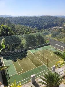 an overhead view of a tennis court at Sitio Arujá com Piscina Aquecida, Quadra e Vista Deslumbrante in Arujá