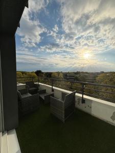 d'un balcon avec des chaises et une vue sur la ville. dans l'établissement Appartement T2, à Vannes