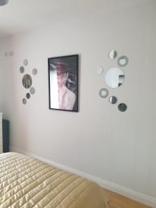 - une chambre avec un lit et une photo sur le mur dans l'établissement Hillside Residence, à Carrick-on-Shannon