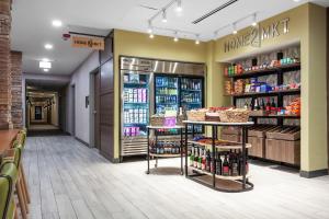 un pasillo de una tienda de comestibles con una gran cantidad de bebidas en Home2 Suites By Hilton Bolingbrook Chicago, en Bolingbrook