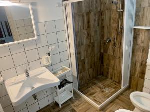 uma casa de banho com um lavatório e um chuveiro em Cozzo Spadaro B&B em Portopalo