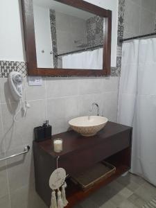 W łazience znajduje się umywalka i lustro. w obiekcie LaChuwy Casas w mieście Villa Unión