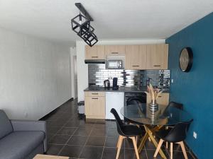 a living room with a table and a kitchen at micro maison, refait à neuf, spacieux, agréable in Perpignan