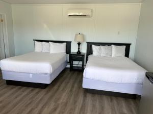 A bed or beds in a room at Middleton Motel & Suites