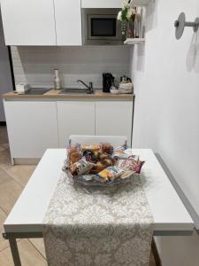 Una mesa en una cocina con una caja de comida. en Salerno4Seasons, en Salerno