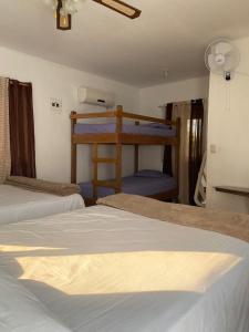 מיטה או מיטות קומותיים בחדר ב-villa en palma real