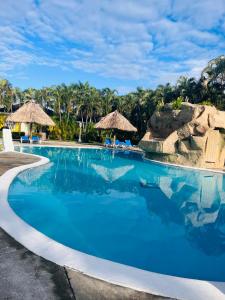 einen Pool in einem Resort mit blauem Wasser in der Unterkunft villa en palma real in La Ceiba