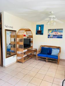 uma sala de estar com um sofá e uma televisão em villa en palma real em La Ceiba