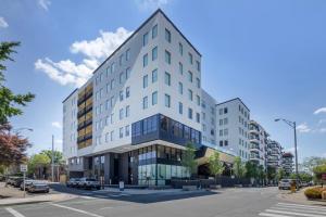 una rappresentazione di un edificio bianco su una strada di Motif on Music Row a Nashville