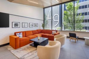Area soggiorno di Motif Nashville's Hotel on Music Row