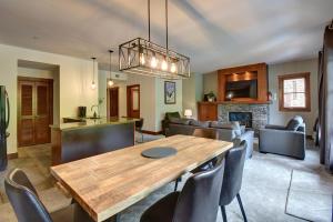 モントランブランにあるTremblant Prestige - Étoile 1510-23のダイニングルーム、リビングルーム(木製テーブル、椅子付)