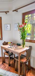Una mesa de comedor con un jarrón de flores encima. en Nokal Exclusive Stay, en Ciudad de México
