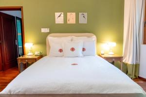 Un dormitorio con una gran cama blanca con dos lámparas. en Nokal Exclusive Stay, en Ciudad de México