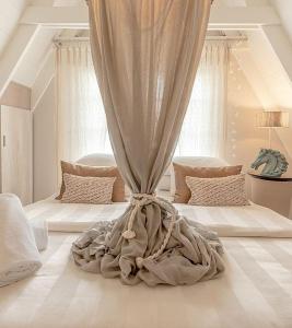 ein Schlafzimmer mit einem Bett mit Vorhang auf dem Boden in der Unterkunft Runa Moraira Apart & Spa in Mar de las Pampas