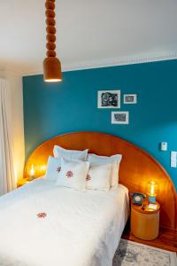 Un dormitorio con una cama grande con cabecero de madera. en Nokal Exclusive Stay, en Ciudad de México