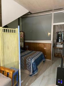 サン・マルティン・デ・トレベホにあるAPARTAMENTO ESTUDIO AS ANDURIÑASの小さなベッドルーム(ベッド1台、窓付)