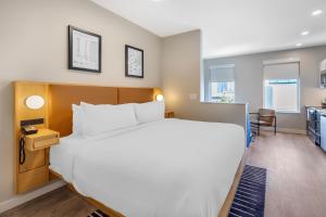 Letto o letti in una camera di Motif Nashville's Hotel on Music Row