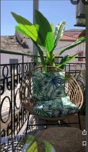 una planta en una cesta sentada en un balcón en EvageliasVilla sea view en Skopelos Town