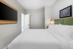 Letto o letti in una camera di Motif Nashville's Hotel on Music Row