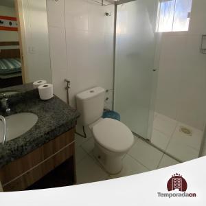 La salle de bains est pourvue d'une douche, de toilettes et d'un lavabo. dans l'établissement dIRoma Lacqua I II III IV V, à Caldas Novas