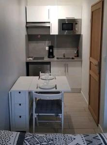 Η κουζίνα ή μικρή κουζίνα στο Studio HAPPY'Home tout confort proche Rouen