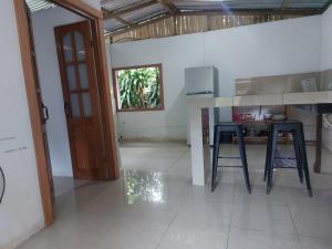 cocina con 2 taburetes y mesa en una habitación en Casa Anez, en Cabuya