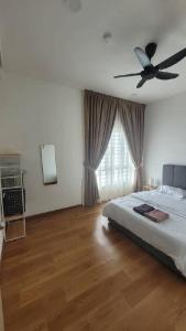 Bandar Baru BangiにあるD'ostia Homestay Bangiのベッドと天井扇風機のある寝室
