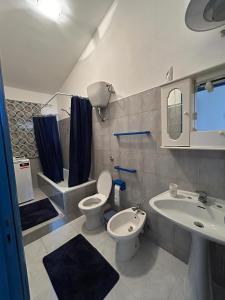 une salle de bain avec toilettes et lavabo dans l'établissement Casa Vacanze da Francesca, à Realmonte 19 autres photos