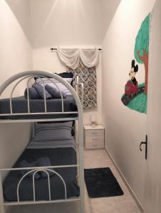 - une chambre avec des lits superposés et une fresque murale sur souris dans l'établissement Casa Vacanze da Francesca, à Realmonte