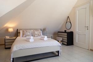 um quarto com uma cama com dois bichos de peluche em Poseidon Apartments and Villas by the Sea em Sounio