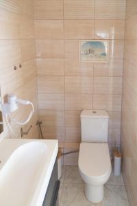 Phòng tắm tại Poseidon Apartments and Villas by the Sea
