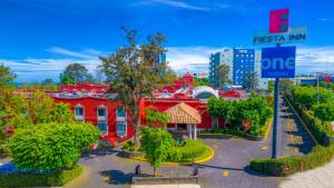 einen Blick über ein rotes Gebäude mit Straßenschild in der Unterkunft Fiesta Inn Xalapa in Xalapa
