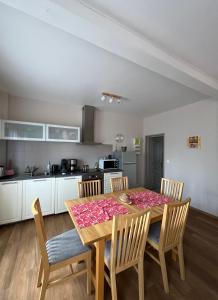 a kitchen and dining room with a table and chairs at MUSCAT - Bel appartement rénové récemment - au pied du vignoble - parking gratuit in Riquewihr