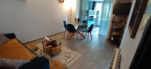 uma sala de estar com mesa e cadeiras em Logement proche centre et plage em Le Portel