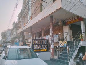 Hotel Maxx في لاكناو: لافتة فندق mayaq أمام مبنى