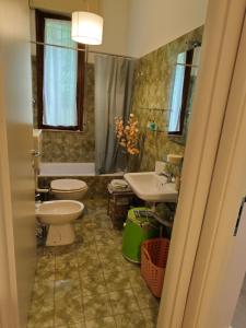 bagno con servizi igienici e lavandino di Beb Casa-La Lucciola a Salsomaggiore Terme