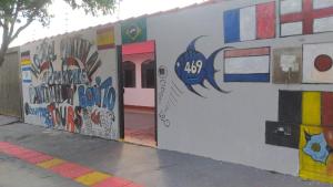 un edificio con un montón de graffitis en él en Hostel Pantanal Experience - Pantanal n' Bonito Tours en Campo Grande