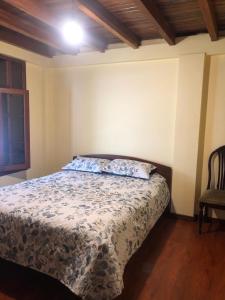 - une chambre avec un lit et un oreiller dans l'établissement CASA DE CAMPO HOSPEDAJe, à Ambato