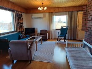 uma sala de estar com um sofá e uma mesa em Naurismäki Iisalmi em Runni