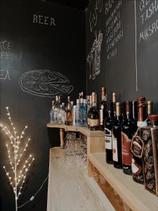 - un bar avec des bouteilles de vin et des verres sur une table dans l'établissement Guest House Nikala, à Mestia
