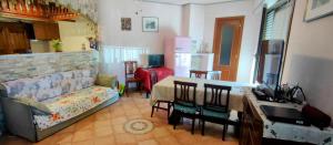 a living room with a couch and a table at appartamento al mare in Marina Julia