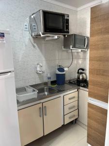 Kuchyň nebo kuchyňský kout v ubytování Apartamento Mari em Capão da Canoa RS