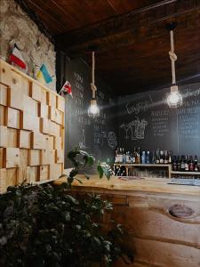 un bar avec un mur noir sur lequel il est écrit dans l'établissement Guest House Nikala, à Mestia