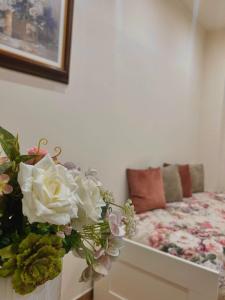 巴勒摩的住宿－Villa laura，长沙发旁的花瓶,满是白色的花