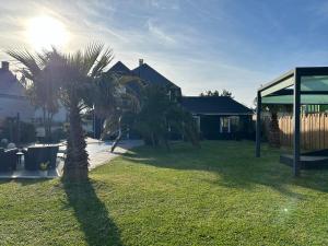 Vonkajšia záhrada v ubytovaní Villa ensoleillée à Bretteville-sur-Ay avec piscine privée