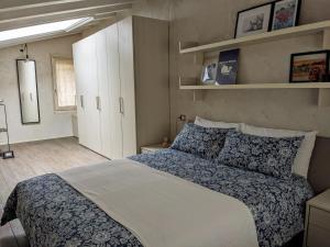 ein Schlafzimmer mit einem großen Bett und einem weißen Schrank in der Unterkunft Mansarda Morlana in Alzano Lombardo