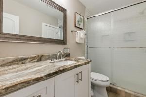 uma casa de banho com um lavatório, um WC e um espelho. em 1205 Lagoon Villas em Amelia Island